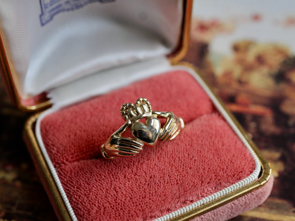 Gemstone Claddagh Ring in White Gold – Claddagh Design