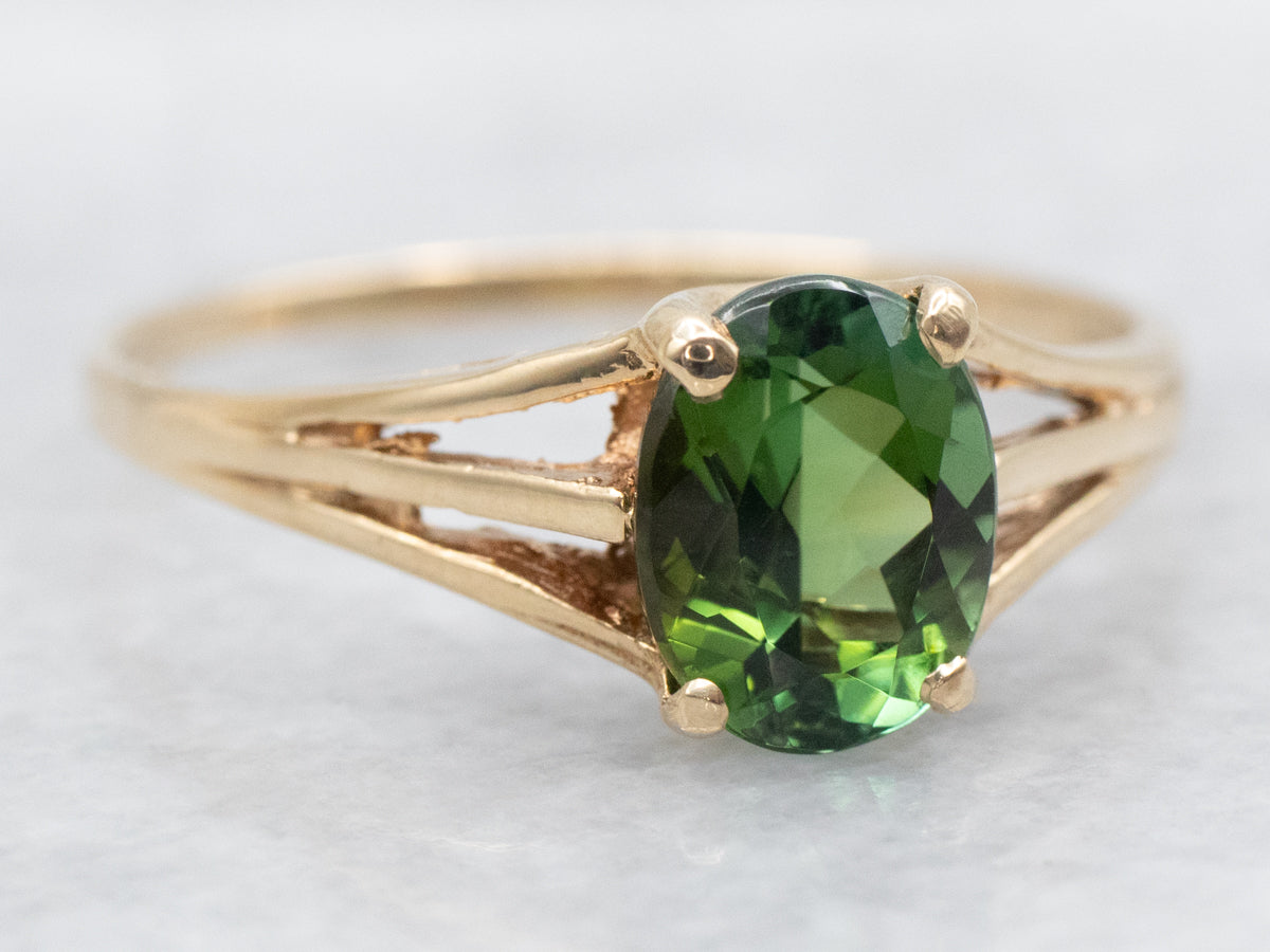 Anillo de vástago dividido con solitario de turmalina verde