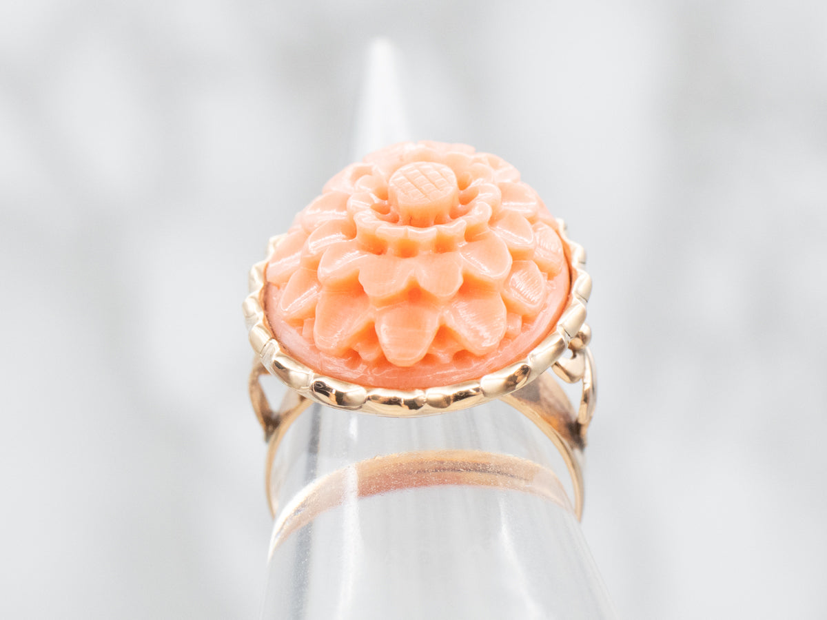 Anillo de cóctel con solitario de coral tallado en flor de oro amarillo de 14 quilates