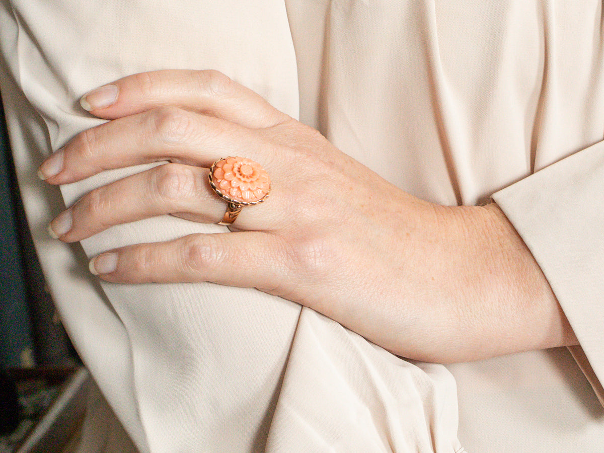 Anillo de cóctel con solitario de coral tallado en flor de oro amarillo de 14 quilates