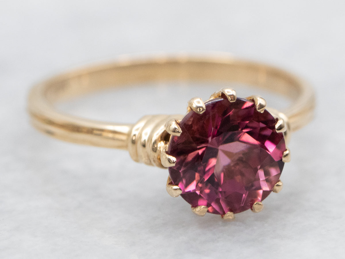 Anillo solitario de turmalina rosa polvorienta oscura