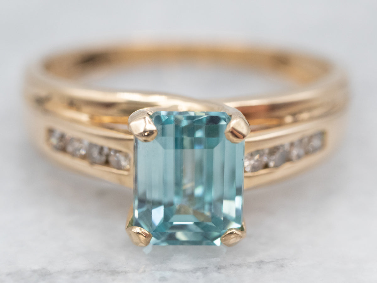 Anillo de diamantes con circonitas azules y champán