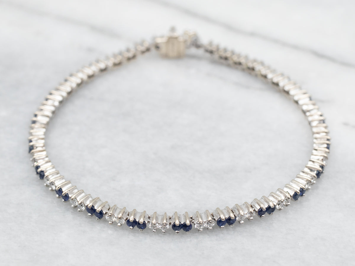 Elegante pulsera de tenis de diamantes y zafiros en oro blanco