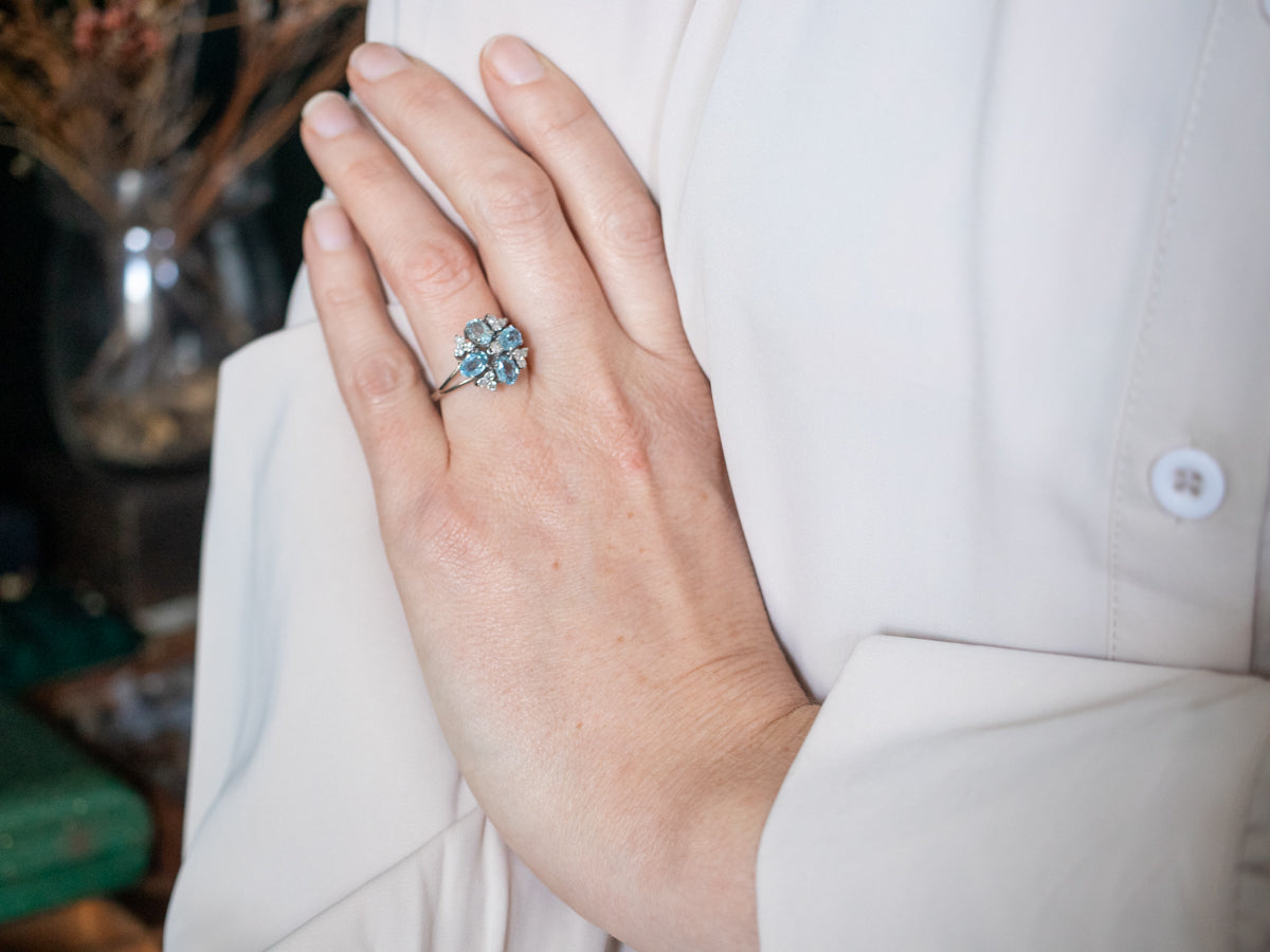 Anillo floral de oro blanco con aguamarina y diamantes