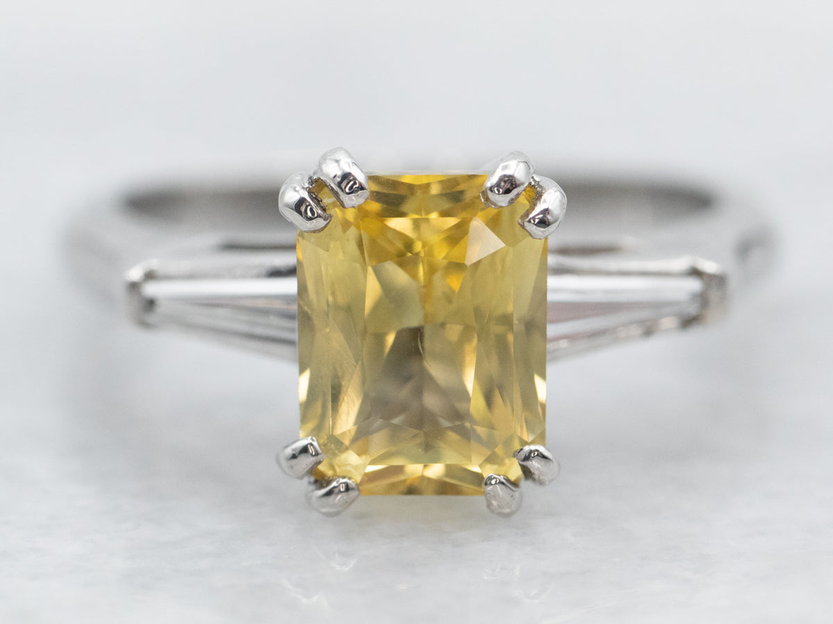 Anillo de diamantes y zafiro amarillo platino