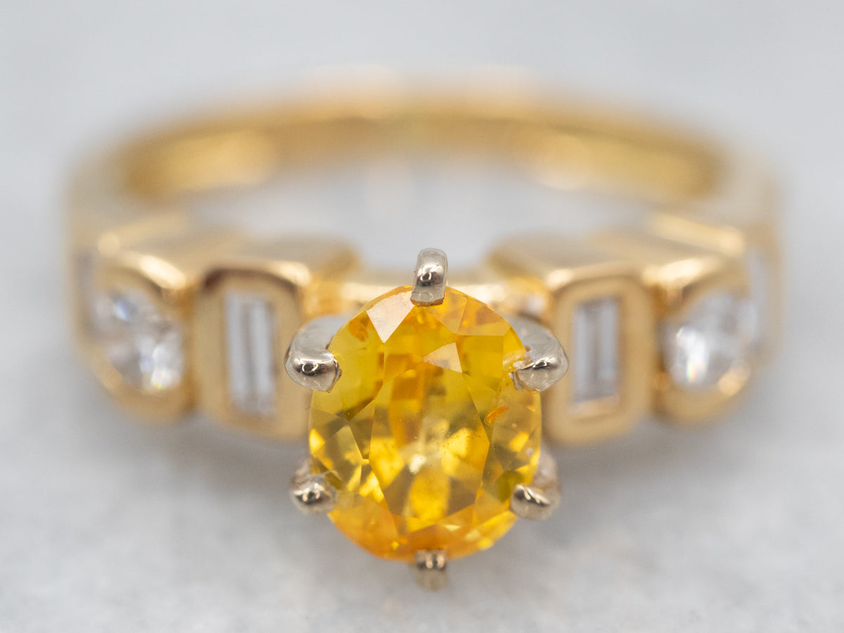 Anillo de compromiso moderno con zafiro amarillo y diamantes