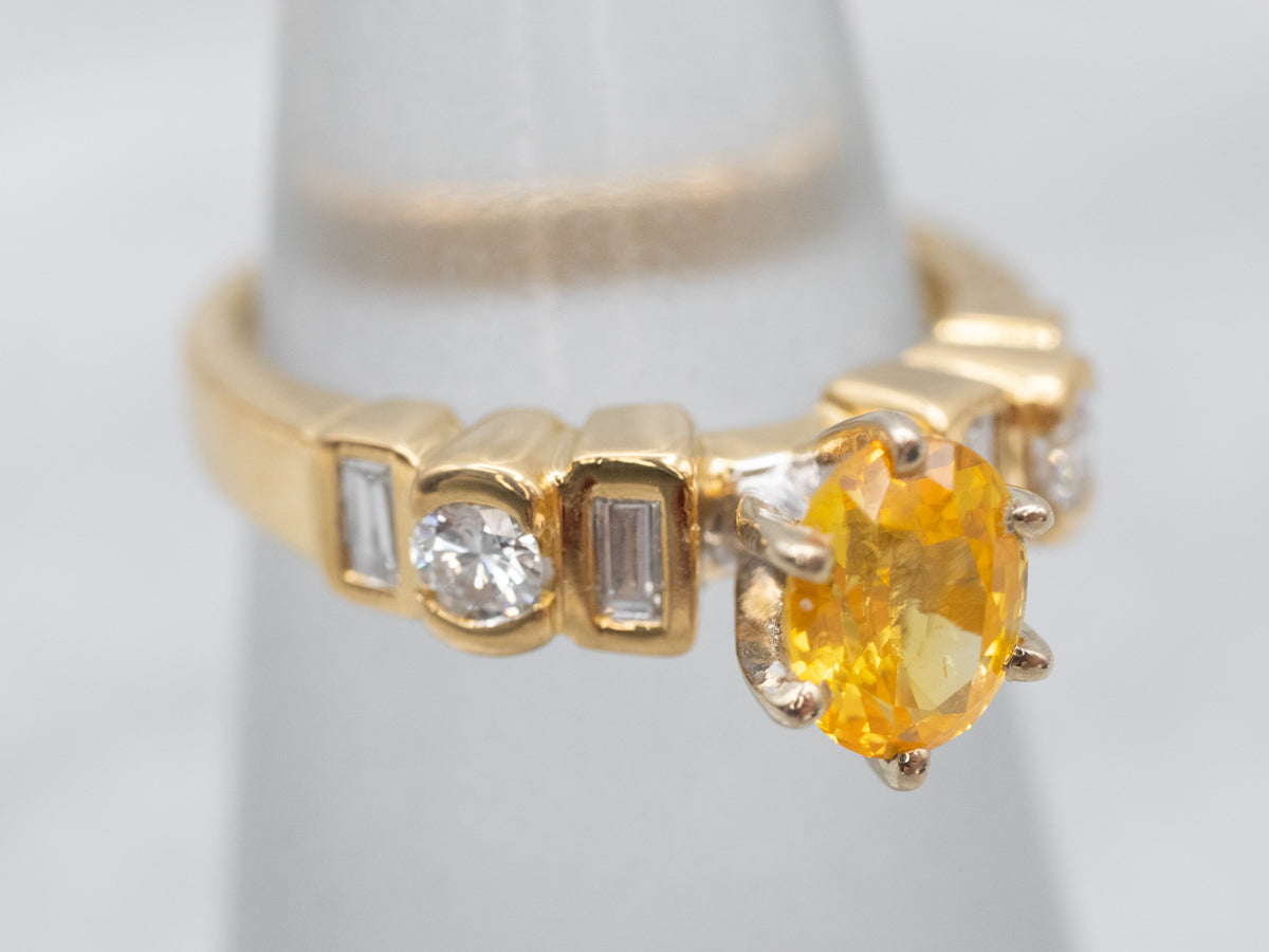 Anillo de compromiso moderno con zafiro amarillo y diamantes