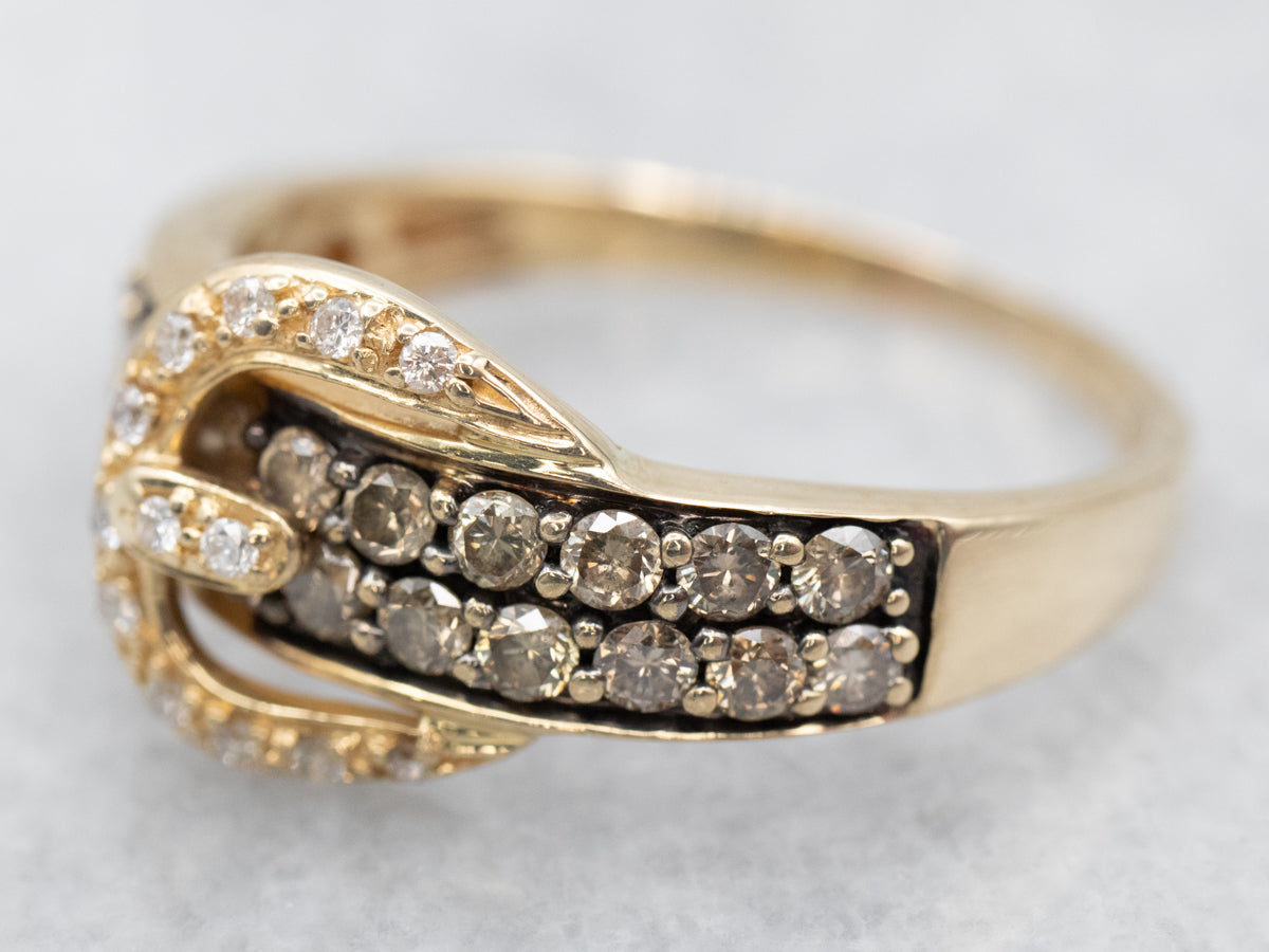 Anillo Levian con hebilla de cinturón en oro amarillo y diamantes