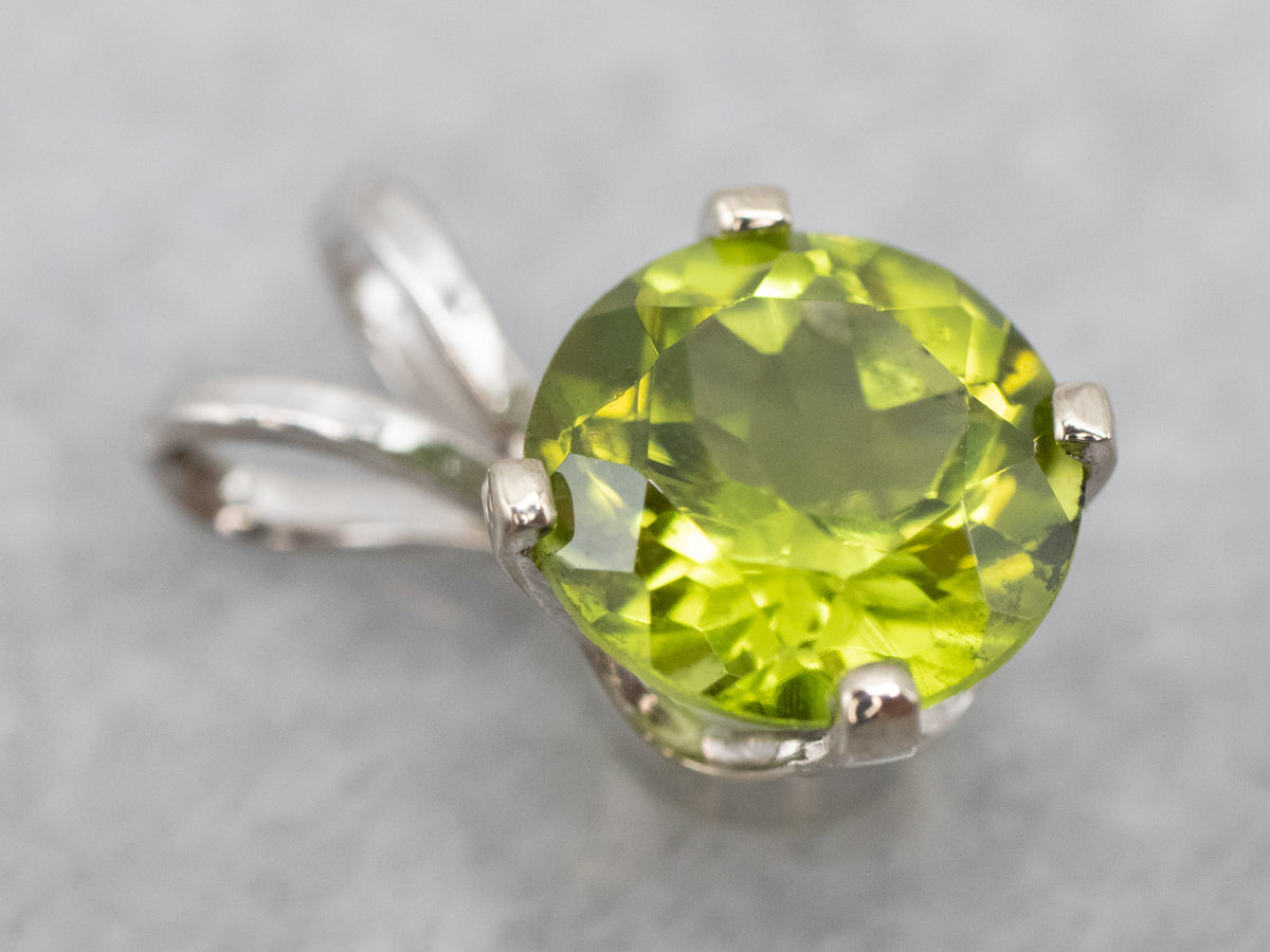 Precioso colgante solitario de peridoto en oro blanco