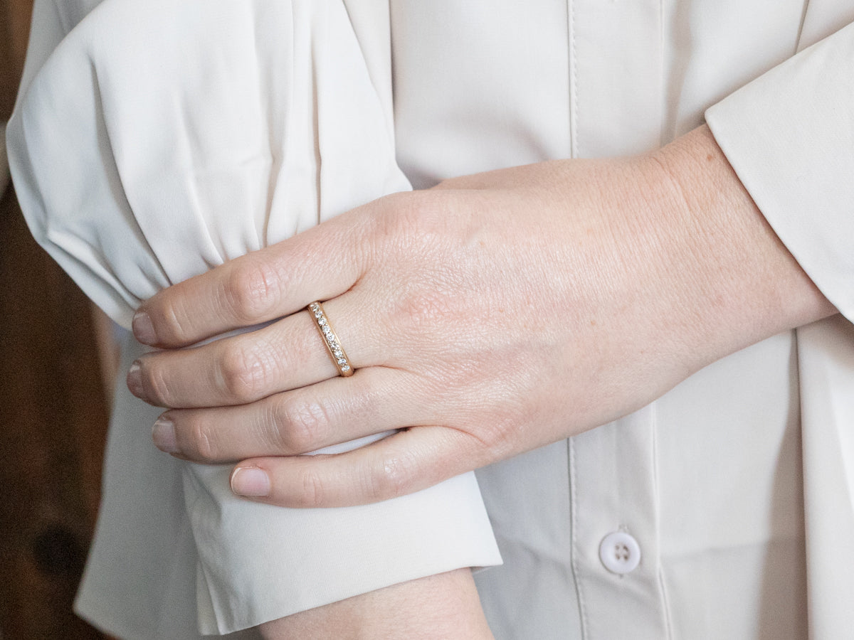 Anillo con bordes milgrain de diamantes de Fredrick Goldman