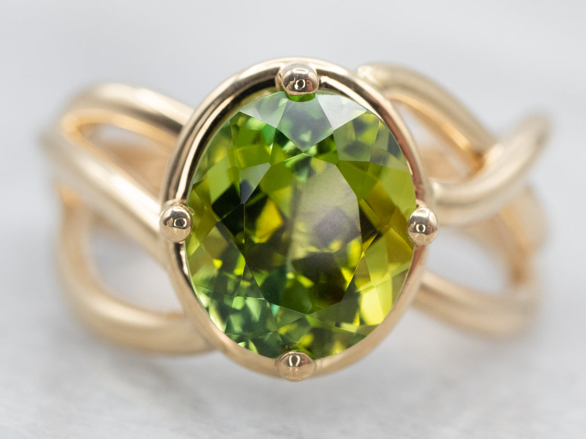 Precioso anillo solitario de turmalina verde en oro amarillo