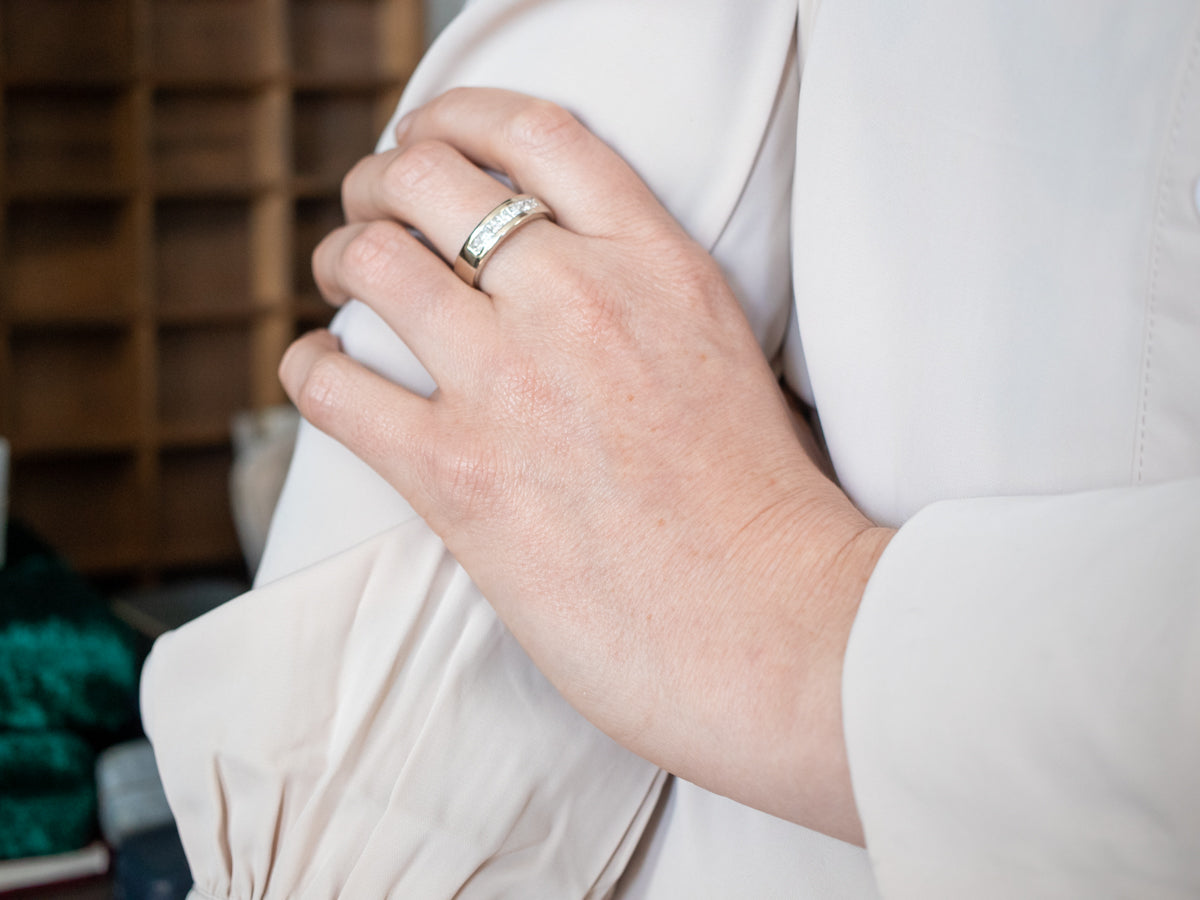 Alianza de boda de diamantes en oro blanco brillante