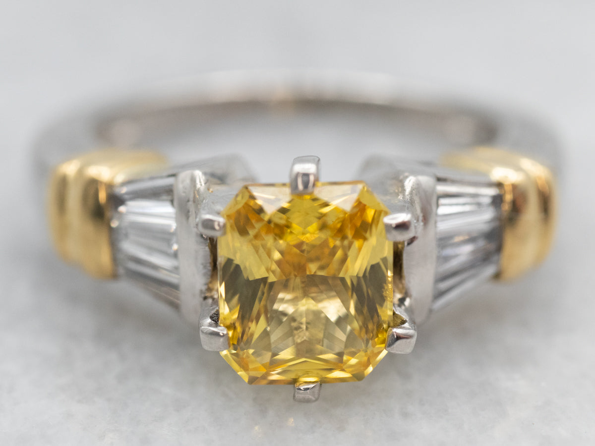 Anillo de compromiso moderno con zafiro amarillo canario brillante y detalles de diamantes