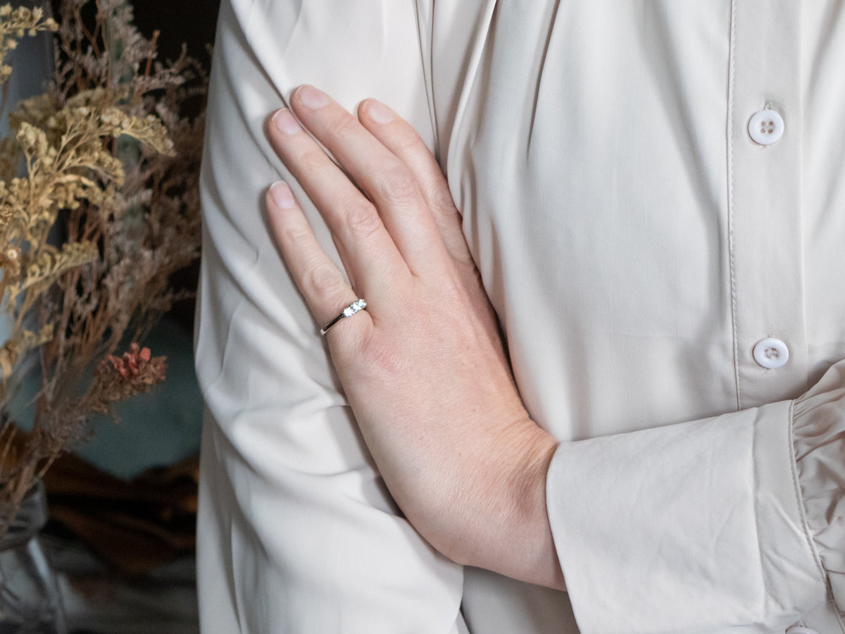 Anillo de compromiso de diamantes con tres piedras en oro blanco