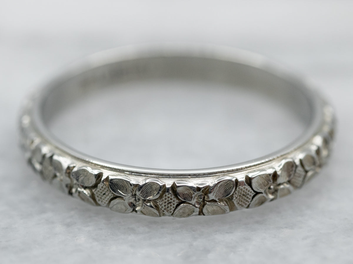 White 18 Karat Gold Belais Flower Patterned Band