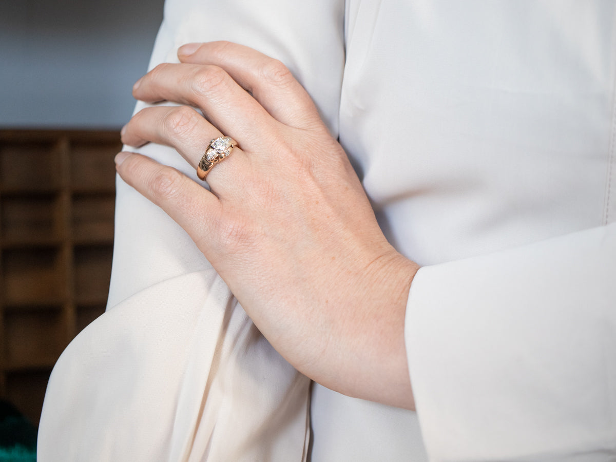 Sofisticado anillo de compromiso de diamantes en dos tonos con detalles de diamantes