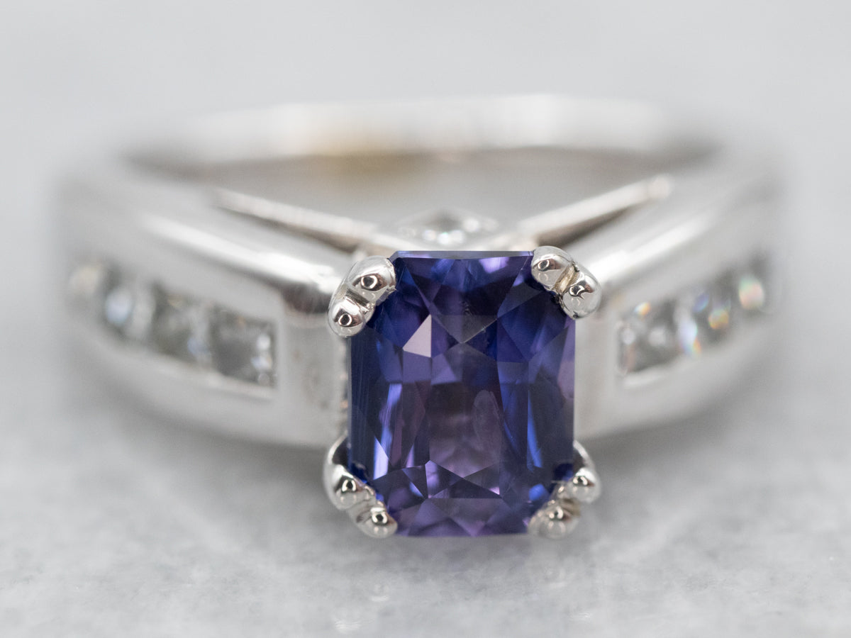 Anillo de compromiso moderno y brillante con zafiro morado y detalles de diamantes