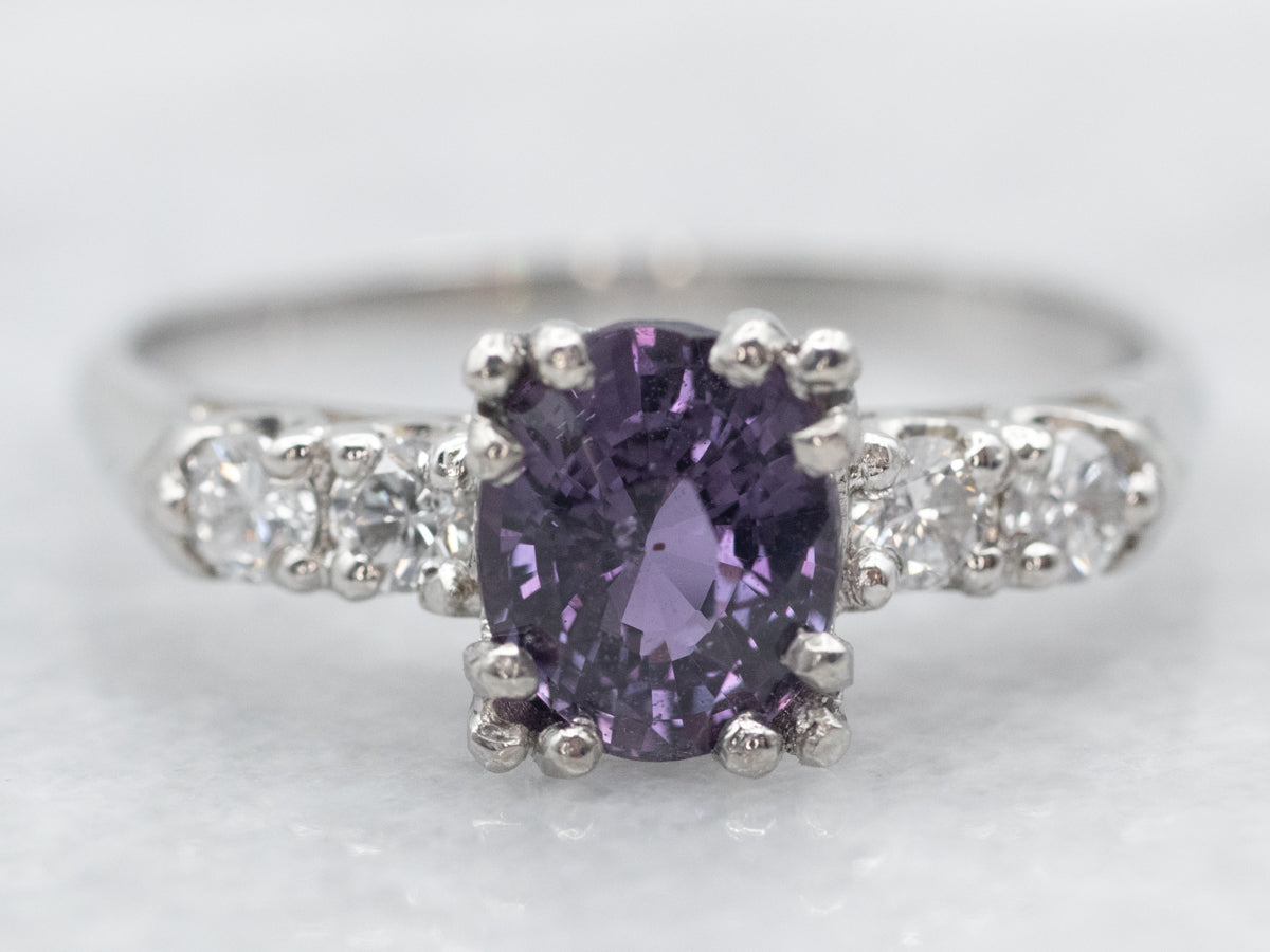 Anillo de compromiso con zafiro morado y platino con detalles de diamantes