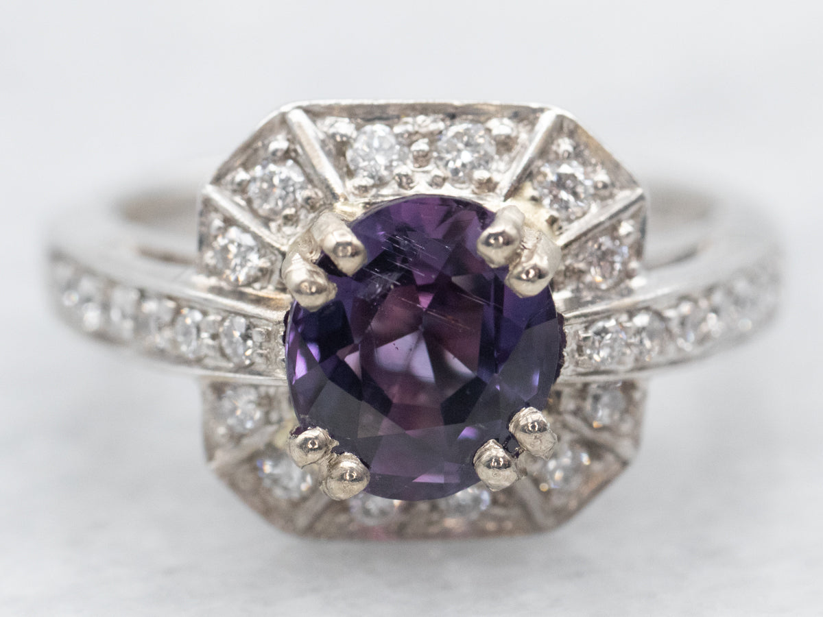 Anillo contemporáneo con halo de diamantes y zafiro morado