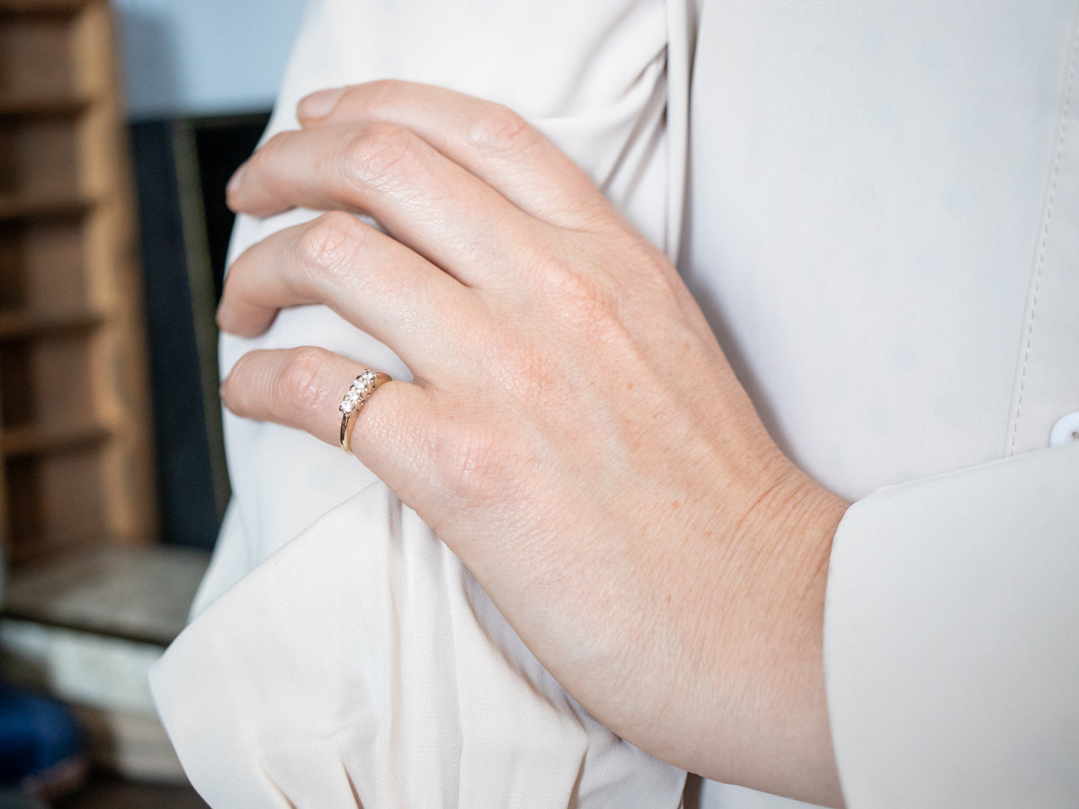 Anillo de bodas atemporal de oro amarillo con cuatro diamantes y piedras