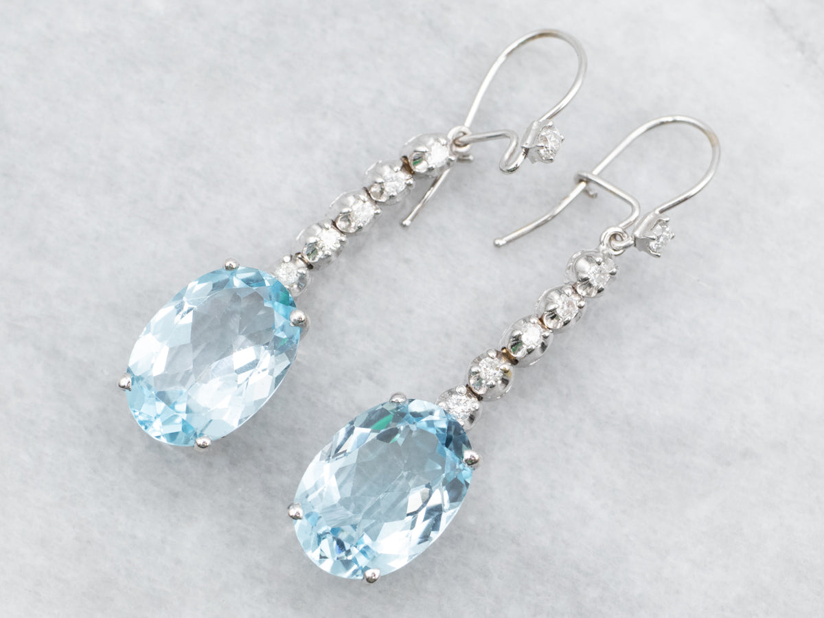 Pendientes colgantes de oro blanco con topacio azul y diamantes