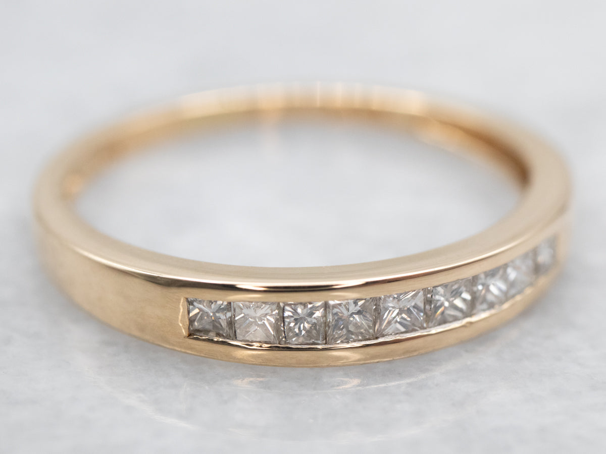 Anillo de diamantes con engaste de canal de talla princesa