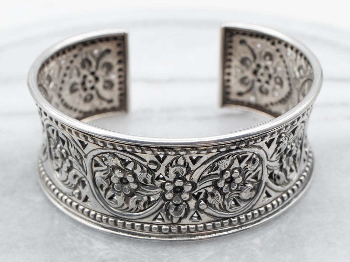 Brazalete con diseño floral grabado en plata de ley