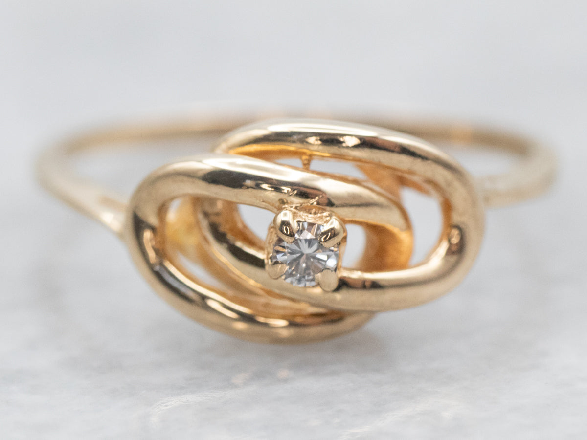 Anillo de nudo de oro amarillo con detalle de diamantes