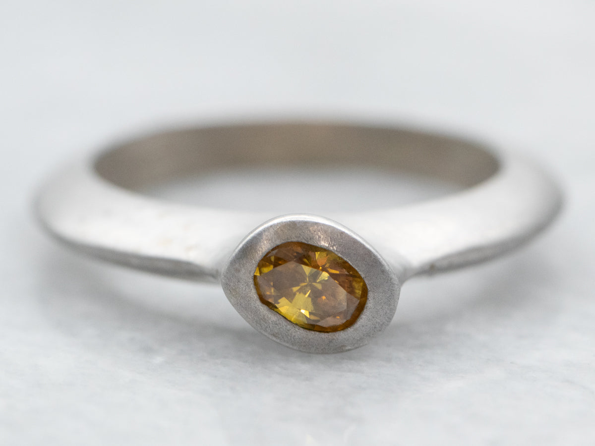 Anillo solitario de zafiro amarillo de talla ovalada con engaste de bisel de oro blanco mate