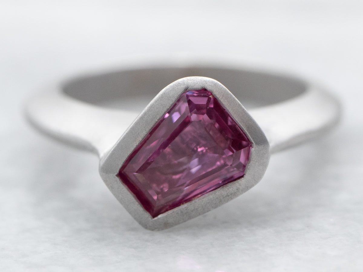 Anillo con solitario de zafiro rosa de talla ataúd con engaste de bisel de oro blanco mate