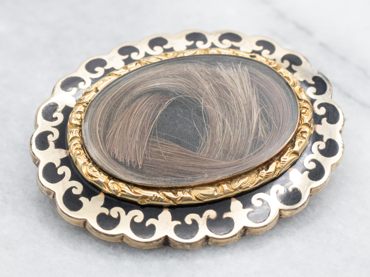 Broche de luto de la época victoriana con esmalte negro y pelo tejido