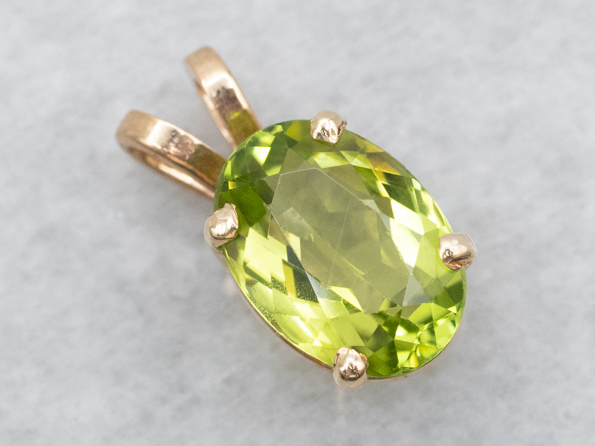 Colgante solitario de peridoto de talla ovalada