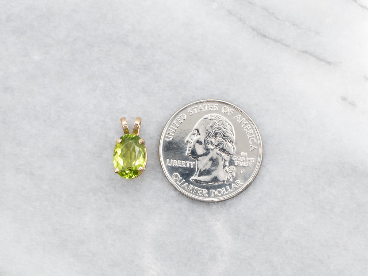 Colgante solitario de peridoto de talla ovalada