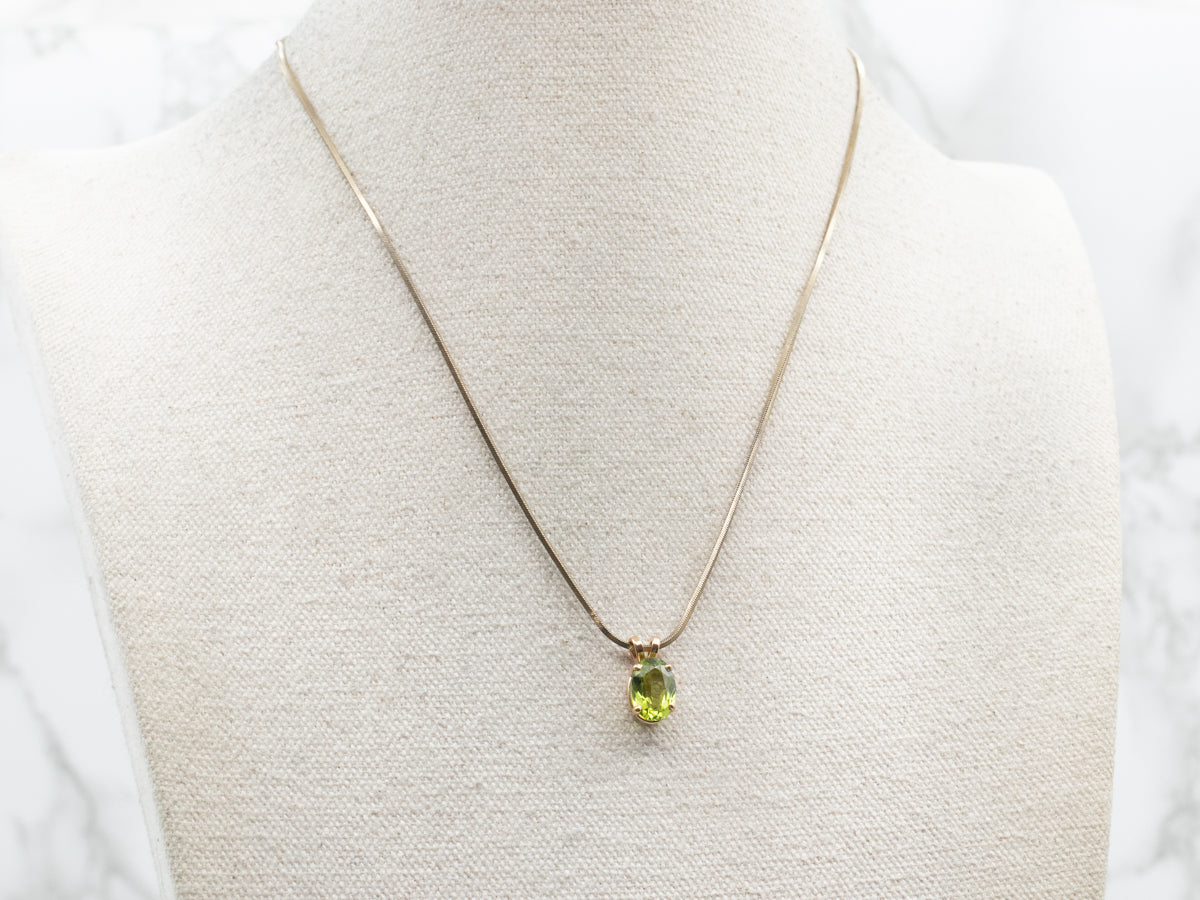 Colgante solitario de peridoto de talla ovalada