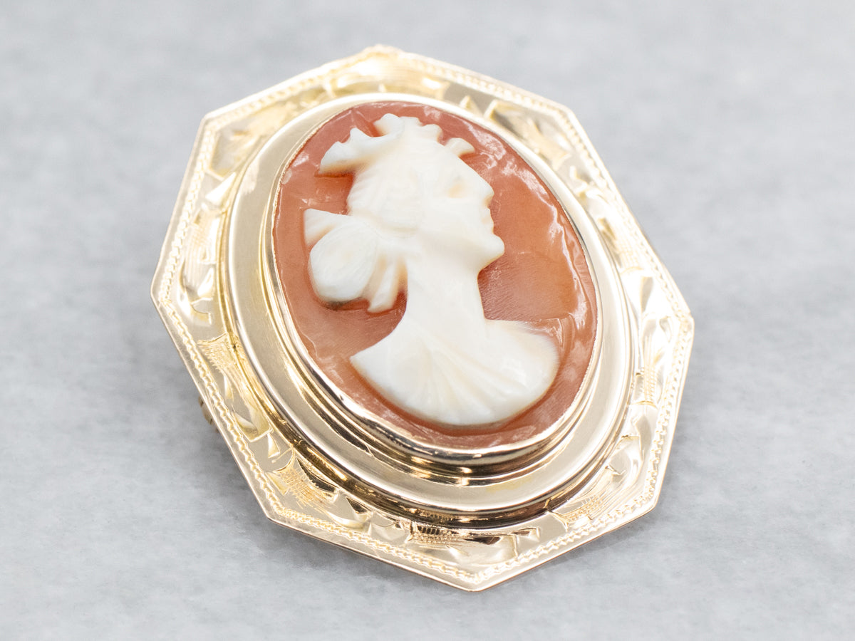 Broche o colgante de cameo de concha vintage