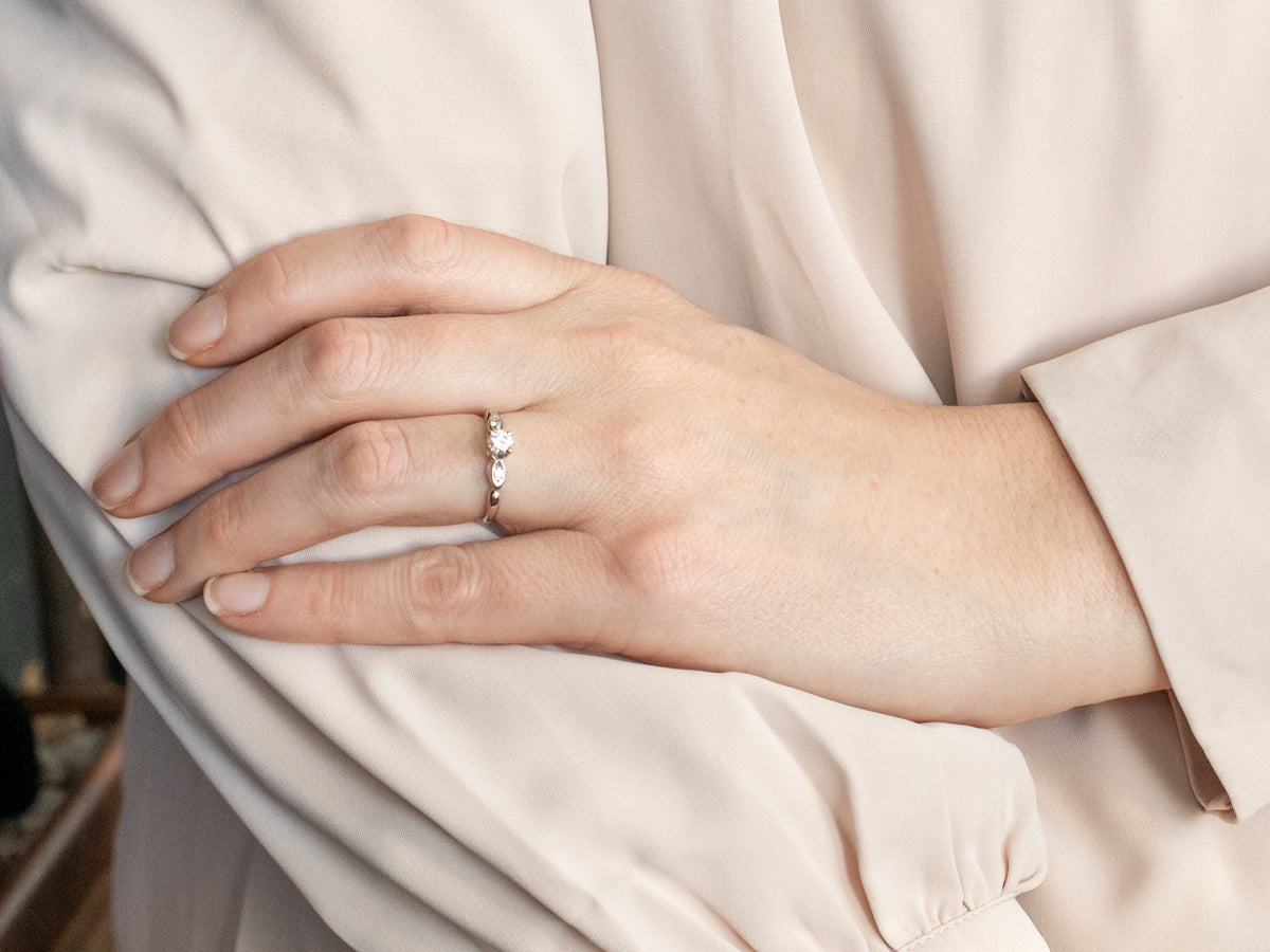 Anillo de compromiso de diamantes dulces