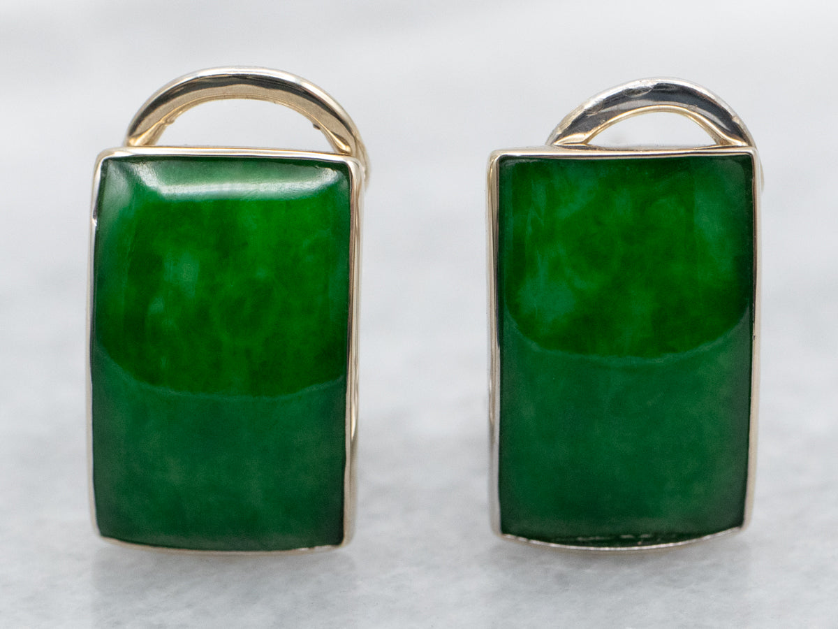 Aretes de jadeíta con respaldos Omega