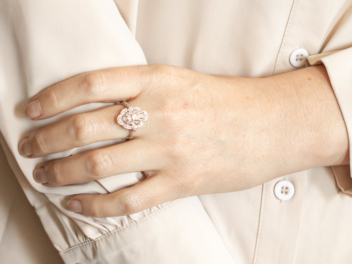 Anillo de diamantes en oro blanco con borde festoneado