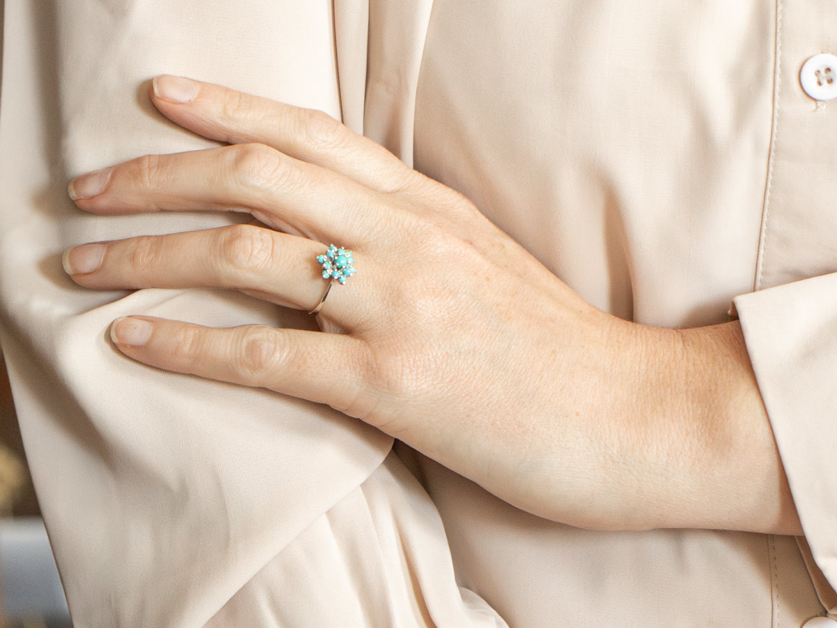 Anillo de oro blanco con racimos de turquesas