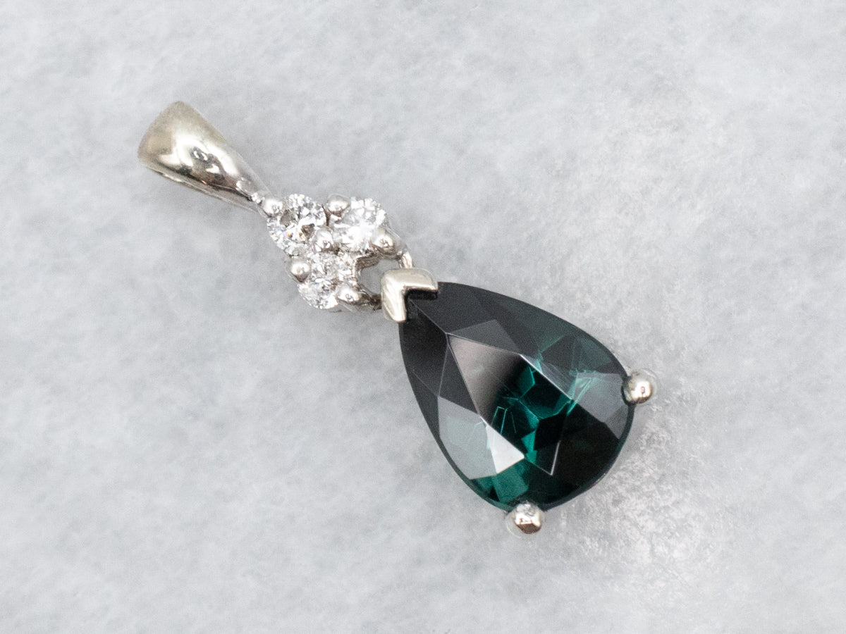 Colgante de turmalina verde de talla pera en oro blanco con detalles de diamantes