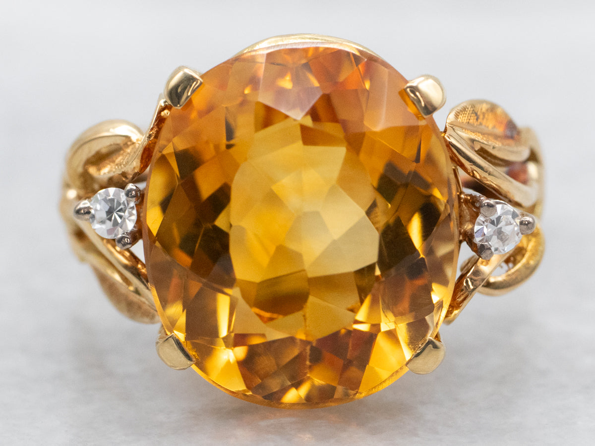 Anillo de oro amarillo con citrino de talla ovalada y detalles de diamantes