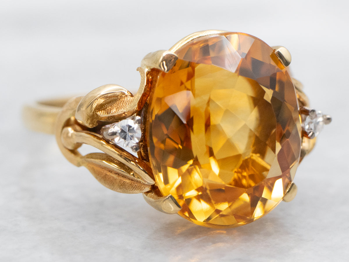 Anillo de oro amarillo con citrino de talla ovalada y detalles de diamantes