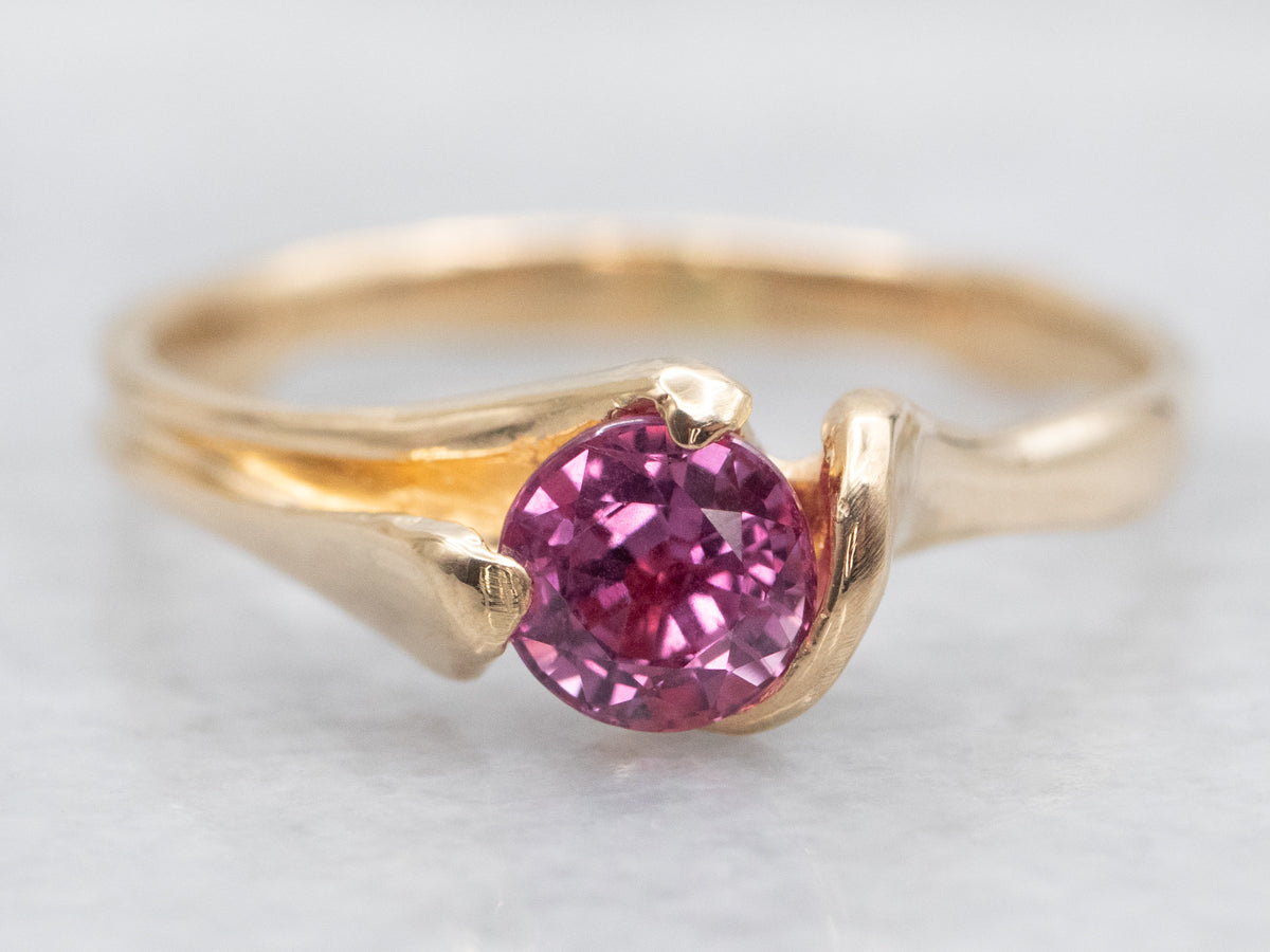 Anillo solitario de zafiro rosa dulce