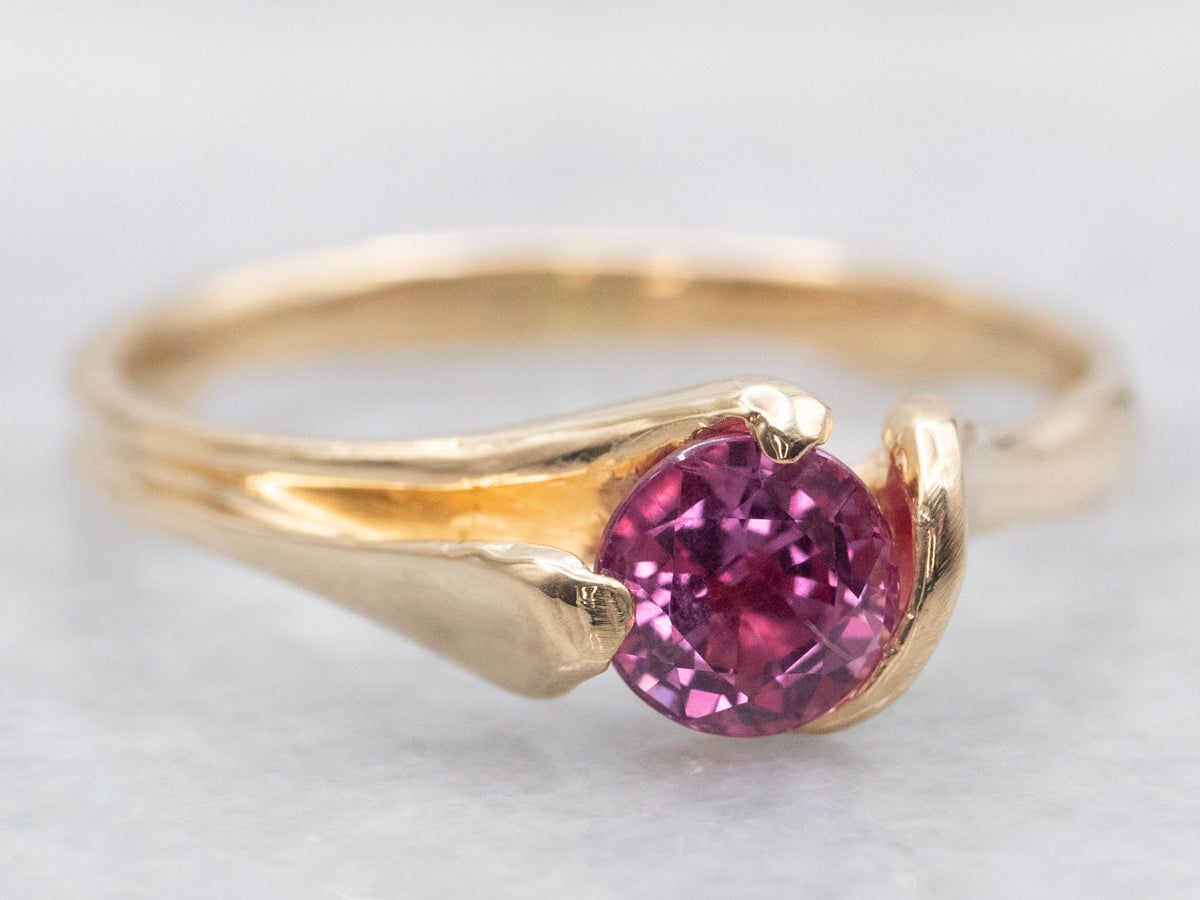 Anillo solitario de zafiro rosa dulce