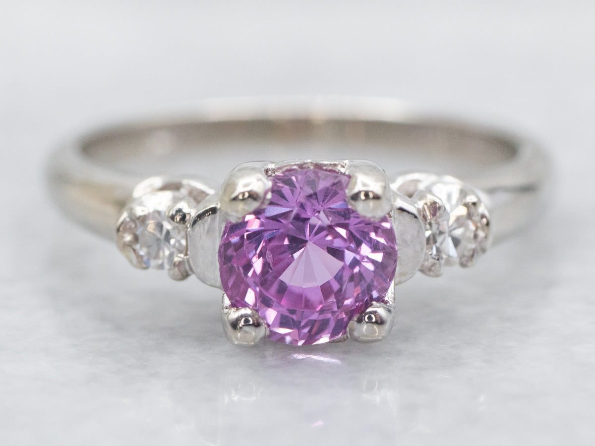 Anillo de tres piedras con zafiro rosa y diamantes