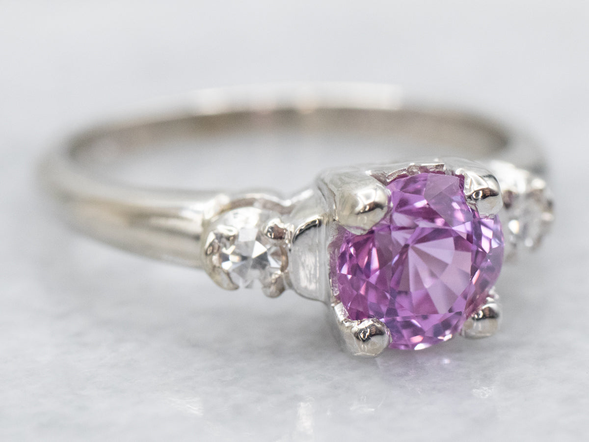 Anillo de tres piedras con zafiro rosa y diamantes