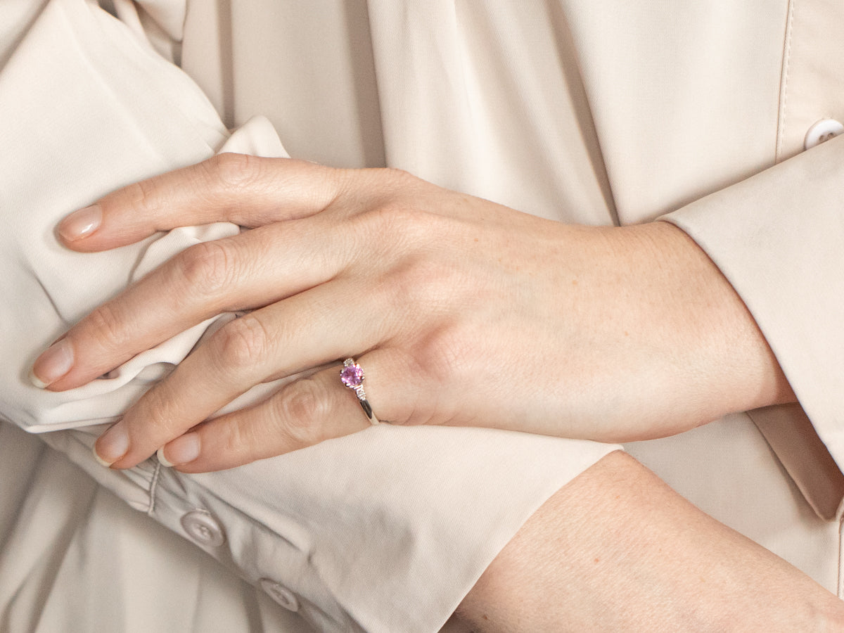 Anillo de tres piedras con zafiro rosa y diamantes