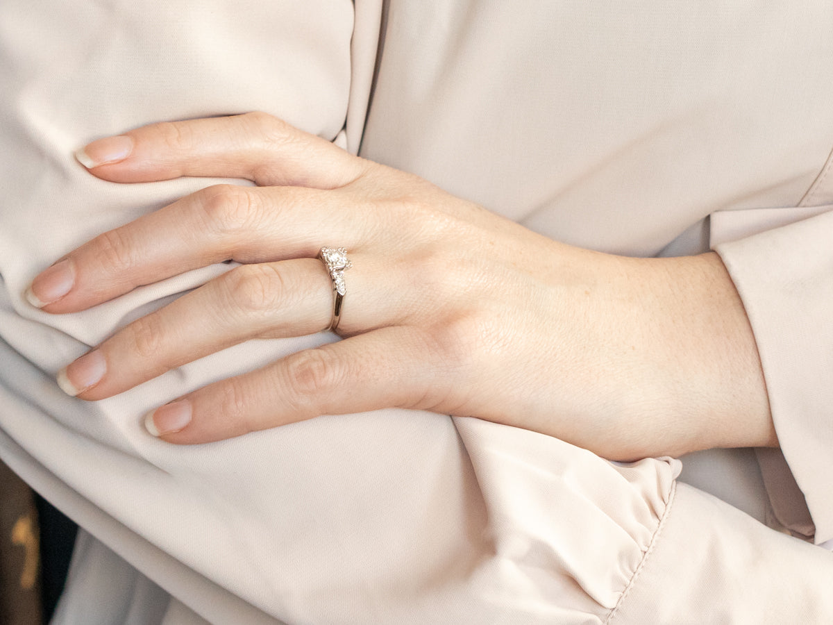 Anillo de compromiso con diamantes de estilo retro