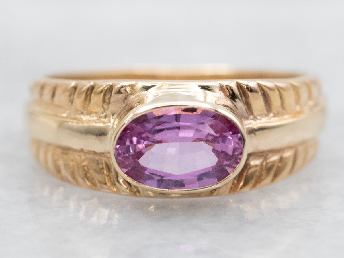 Anillo de oro moderno con zafiro rosa