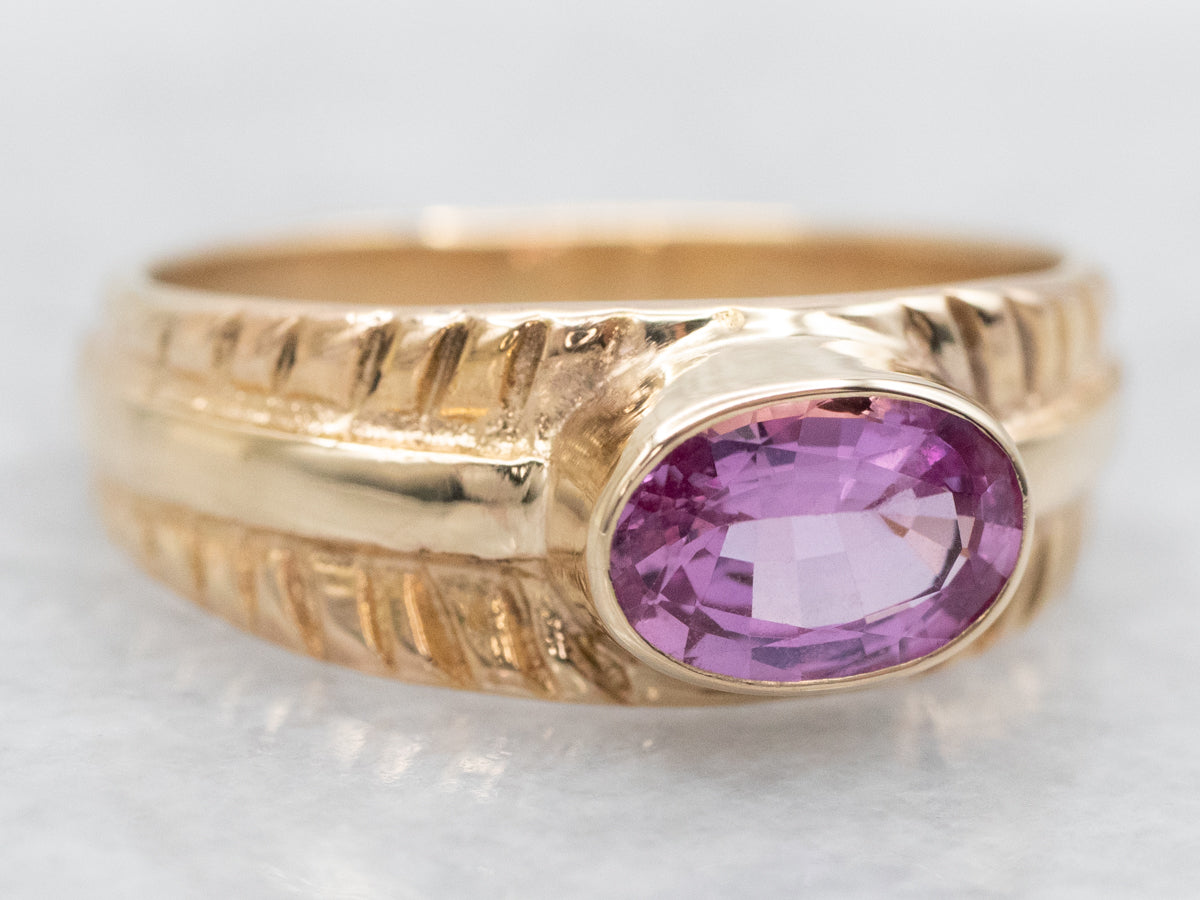 Anillo de oro moderno con zafiro rosa